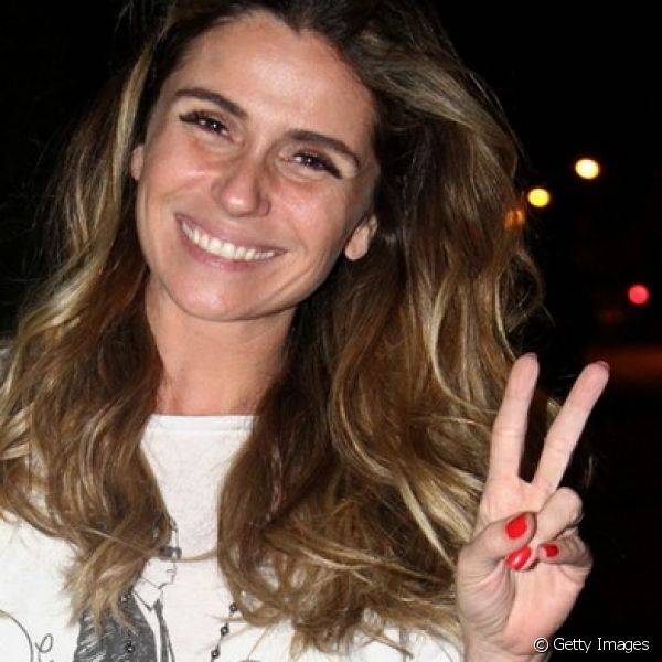 Giovanna Antonelli usou um esmalte vermelho bem vivo numa festa que reuniu o elenco de 'A Regra do Jogo', no Rio de Janeiro